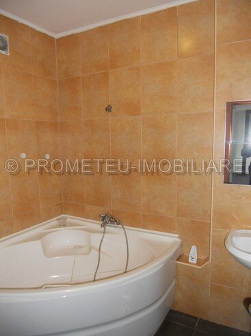 Piata Iancului, metrou, vila P+1E+M cu 5 camere, 3 bai